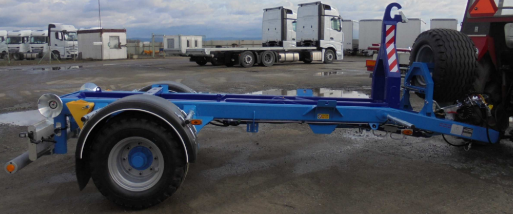 Traktorový nosič kontejnerů s&nbsp;hákovým kloubovým mechanismem ZHK09